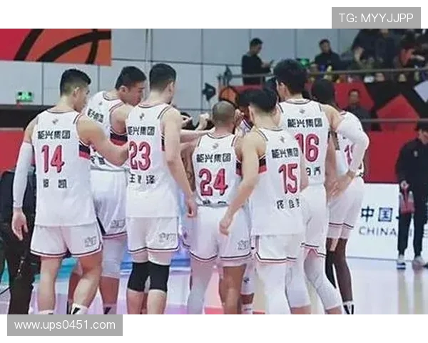 赛后分析：上海篮球队与重庆篮球队的默契配合与战术执行探讨